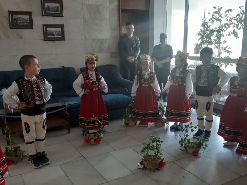 Лазарки от детските градини в Свищов радват жителите на града и представителите на различни институции