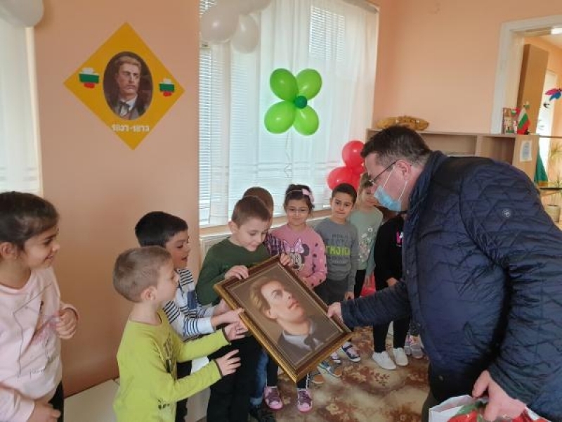 ДГ „ВАСИЛ ЛЕВСКИ“ ПОЧЕТЕ СВОЯ ПАТРОН 