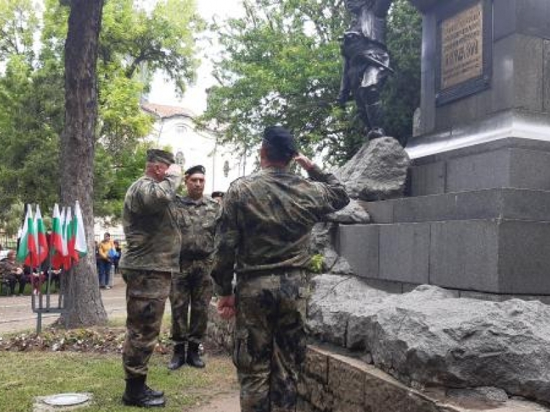 С общоградско поклонение и вой на сирени бе отбелязан днес Денят на Ботев в Свищов