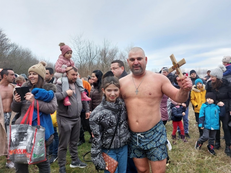 Светослав Йорданов извади Богоявленския кръст от студените води на река Дунав край Свищов 