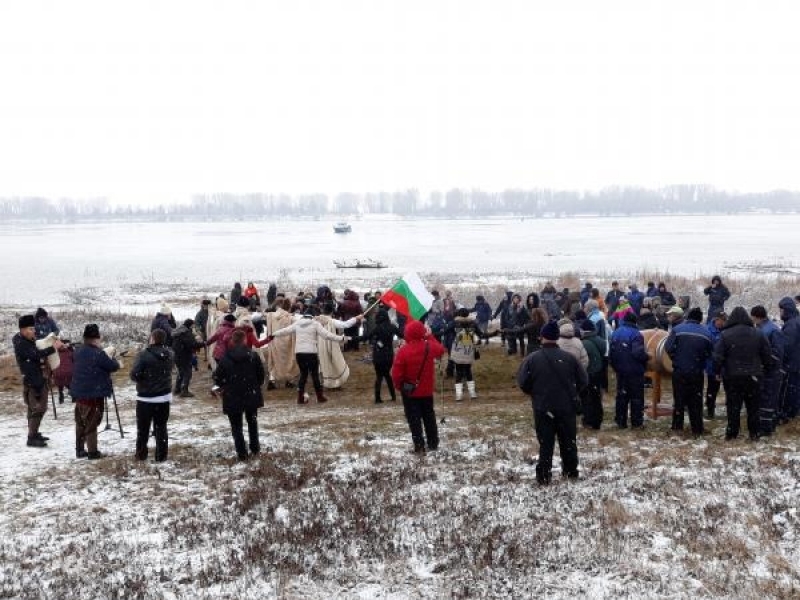 32 годишният Свилен Петков извади богоявленския кръст от река Дунав в Свищов 