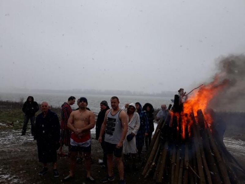 37-годишният Явор Парушев извади богоявленския кръст от ледените води на река Дунав в Свищов