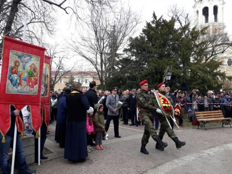 С празнично шествие и военен ритуал по издигане на националното знаме бе отбелязан Трети март в Свищов