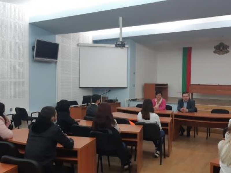 Ученици от ПДТГ „Димитър Хадживасилев“ посетиха Община Свищов в Деня на българската община