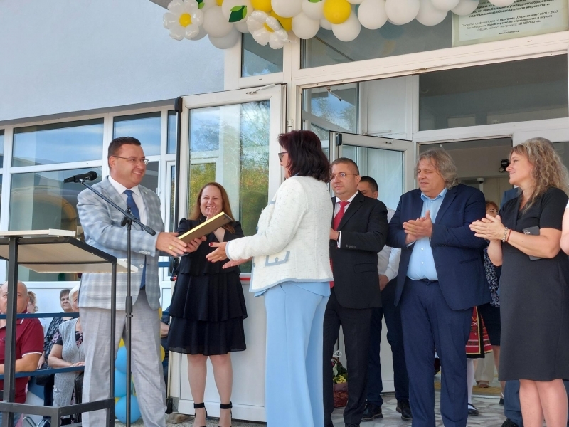 Дългогодишният директор на СУ "Димитър Благоев" Цветанка Кирова бе удостоена с Почетна награда на Община Свищов 