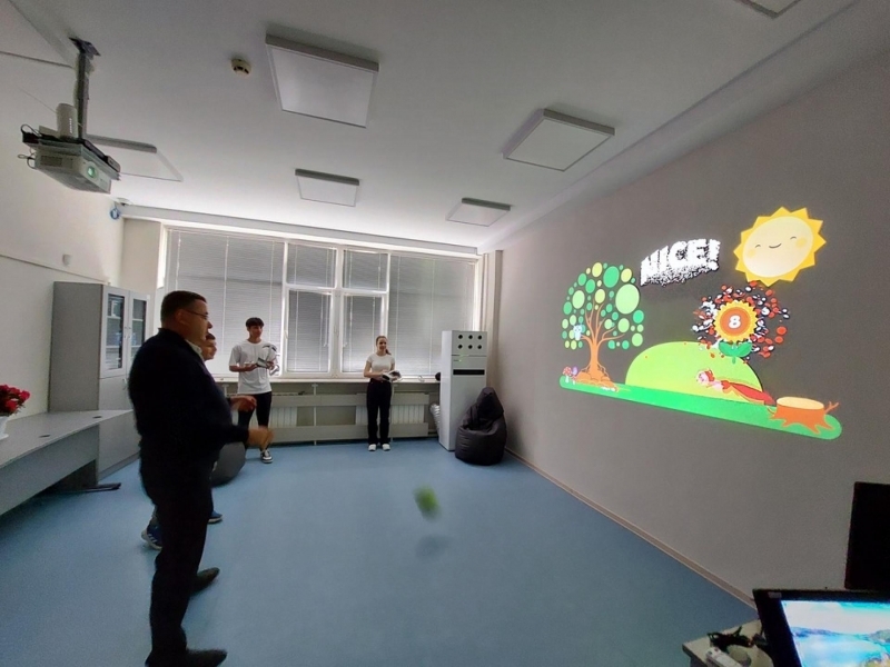 В СУ "Димитър Благоев" официално бяха открити нова спортна площадка и STEM център 