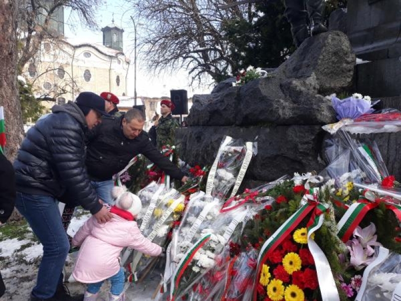 С военен ритуал по издигане на националното знаме и празнично шествие отбелязахме 3 март в Свищов