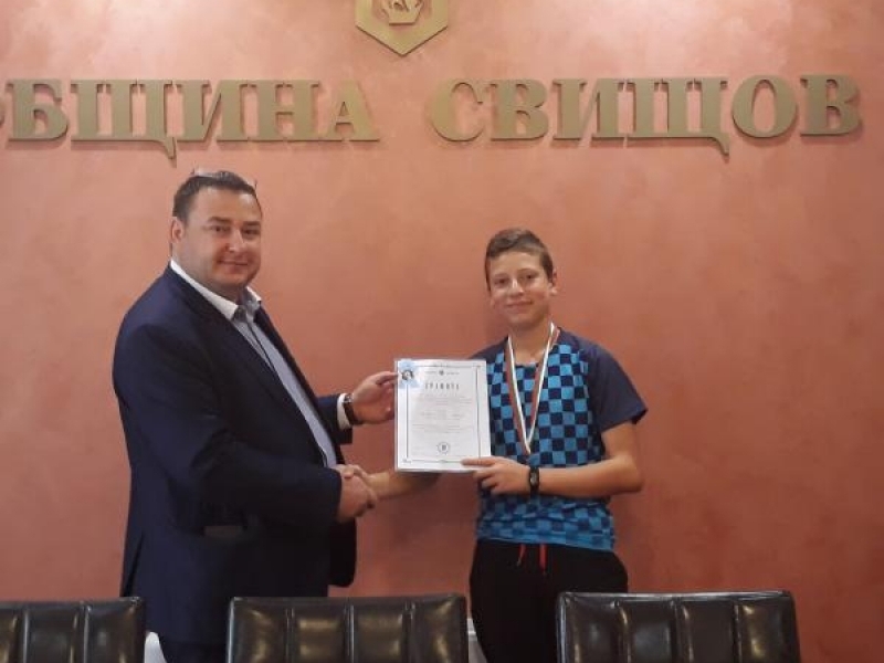 Кметът на Свищов връчи почетна награда „За заслуги“ на хокеистите на СКХТФ „Дунав“ 