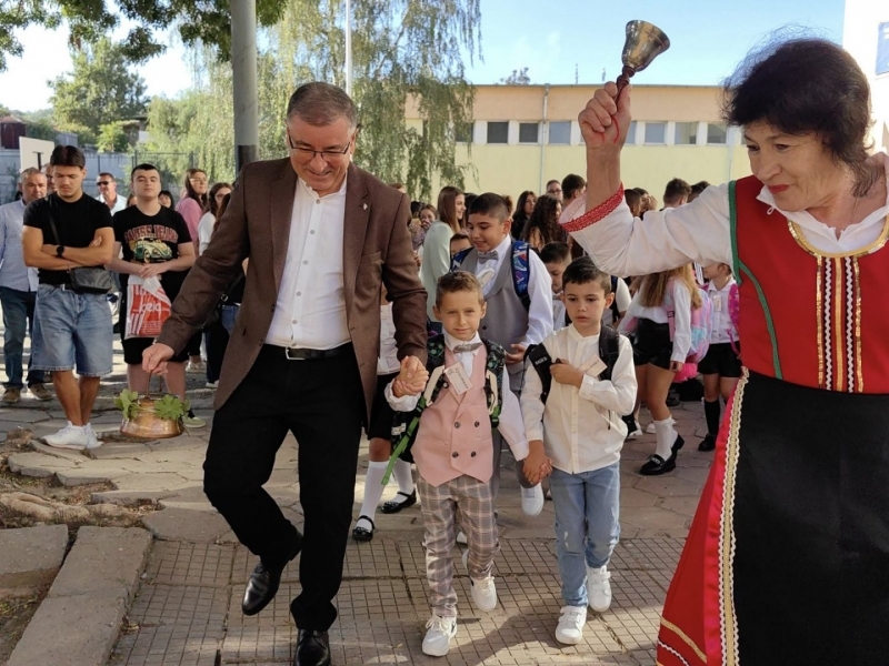 Първият учебен ден бе тържествено отбелязан в образователните институции в община Свищов 