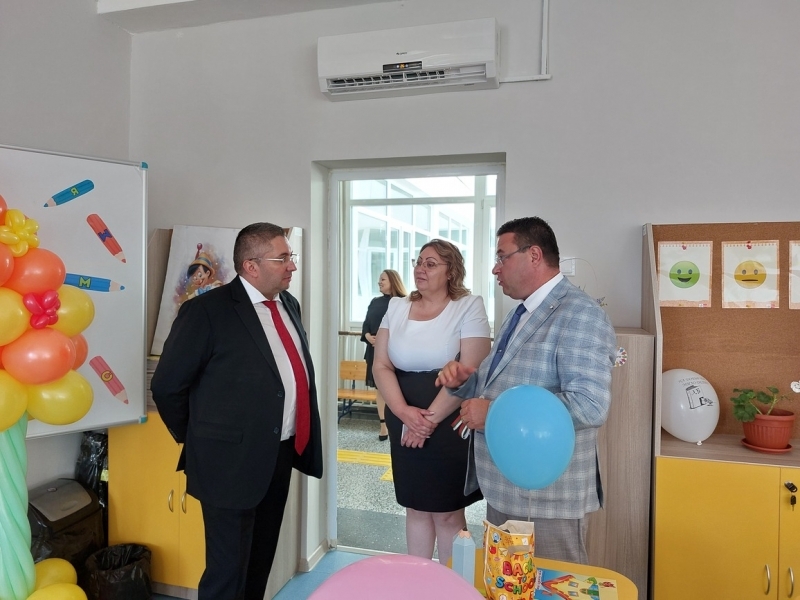 Откриха обновеното Средно училище "Димитър Благоев" в Свищов