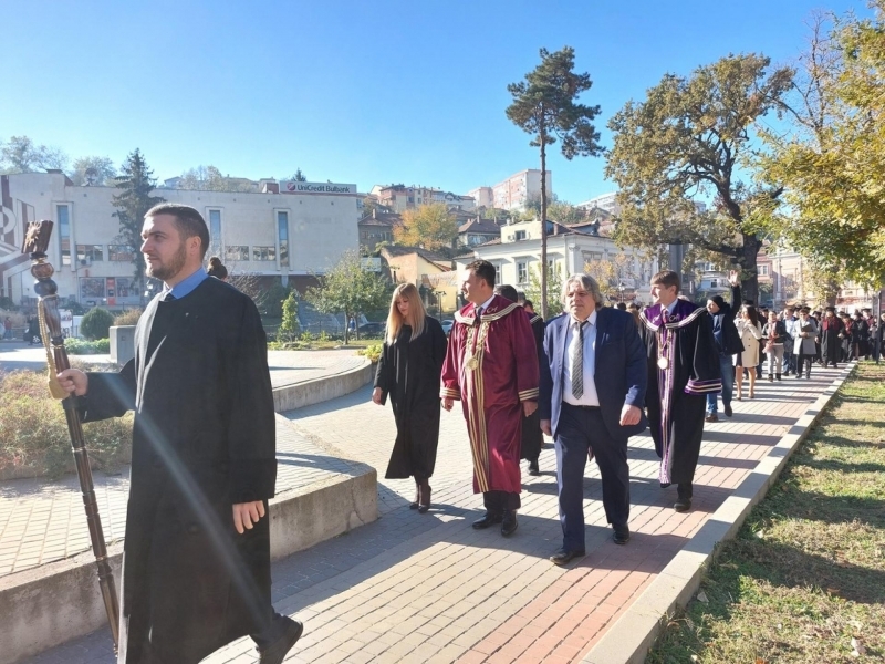 Ръководството на община Свищов взе участие в тържественото шествие по повод патронния празник на СА „Д. А. Ценов“  