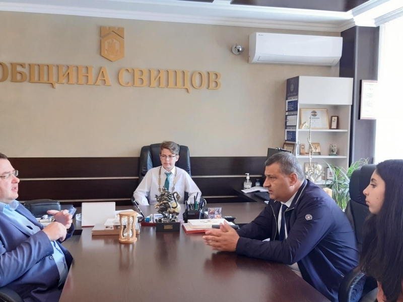 В „ОБУВКИТЕ НА КМЕТА“ – ПЕТОКЛАСНИКЪТ ЦВЕТЕЛИН ИВАНОВ СЕДНА НА СТОЛА НА СВИЩОВСКИЯ ГРАДОНАЧАЛНИК В ДЕНЯ НА УЧЕНИЧЕСКОТО САМОУПРАВЛЕНИЕ  