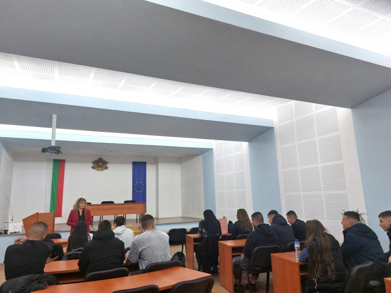 Ученици от ПДГТ "Димитър Хадживасилев" посетиха Община Свищов по повод Деня на българската община 