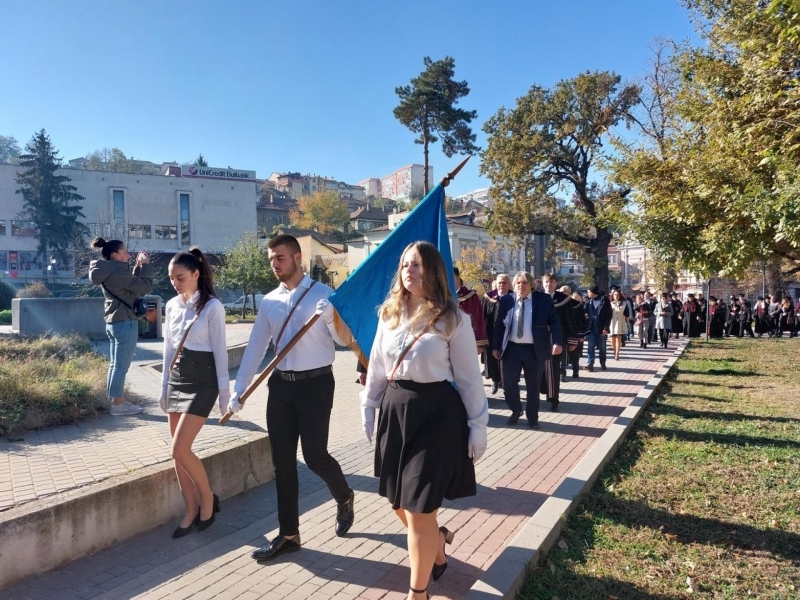 Ръководството на община Свищов взе участие в тържественото шествие по повод патронния празник на СА „Д. А. Ценов“  