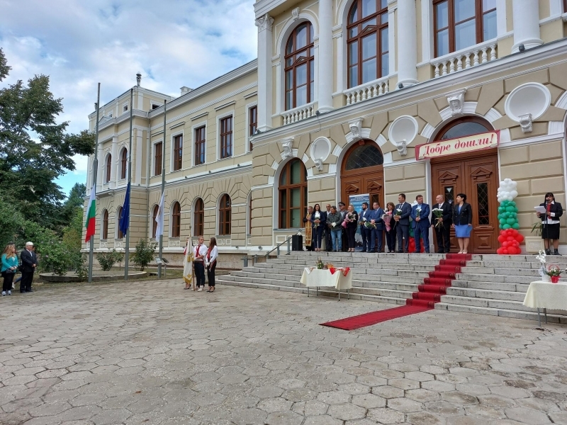 С вълнуващи тържества започна новата учебна година в образователните институции от община Свищов 