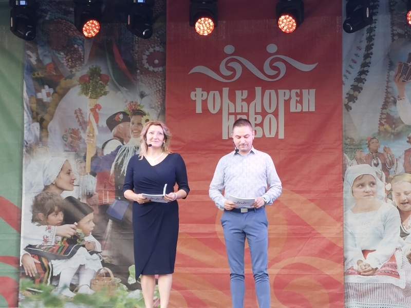 С награждаване, концерт и празнична заря закриха 13-я фестивал „Фолклорен извор“ в свищовското село Царевец 