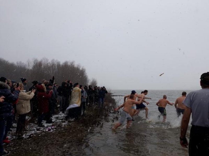 37-годишният Явор Парушев извади богоявленския кръст от ледените води на река Дунав в Свищов