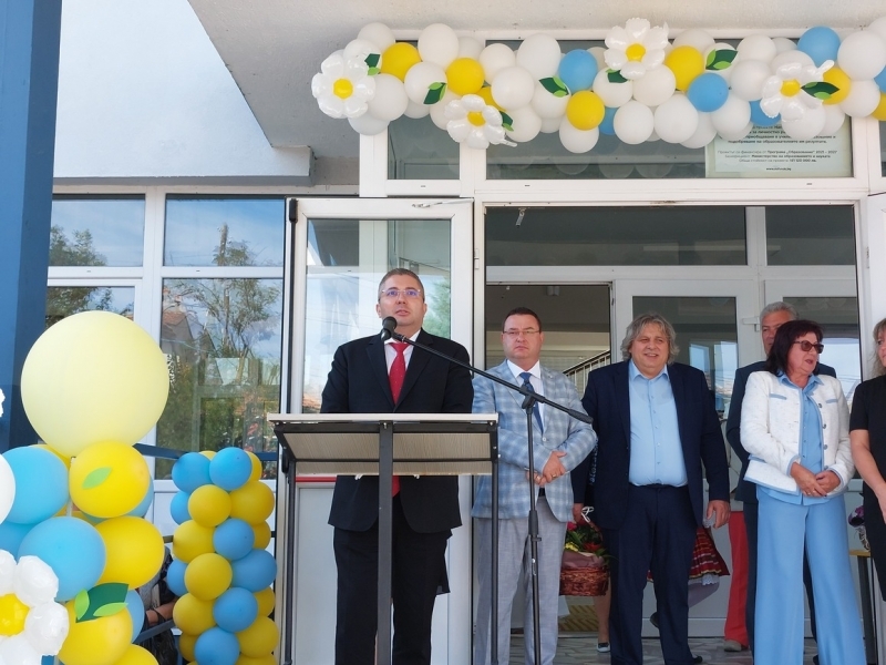 Откриха обновеното Средно училище "Димитър Благоев" в Свищов