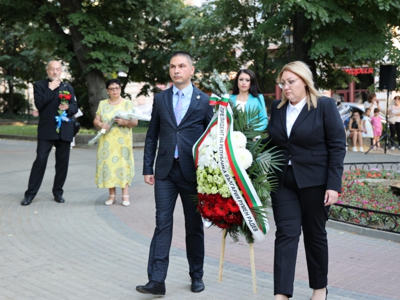 С общоградско поклонение в Свищов бяха отбелязани 160 години от рождението на проф. Иван Шишманов 