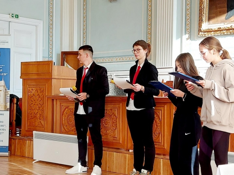 Образователната инициатива „По стъпките на Щастливеца“ обедини ученическата общност в Свищов в почит към Алеко Константинов 