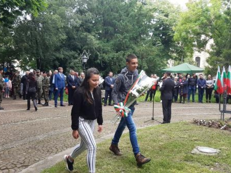 С общоградско поклонение и вой на сирени бе отбелязан днес Денят на Ботев в Свищов