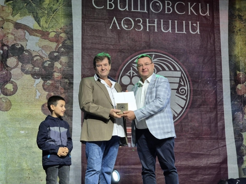 „Свищовски лозници“ завърши с духова музика, народни танци и награждаване на победителите в конкурса за домашно червено вино 