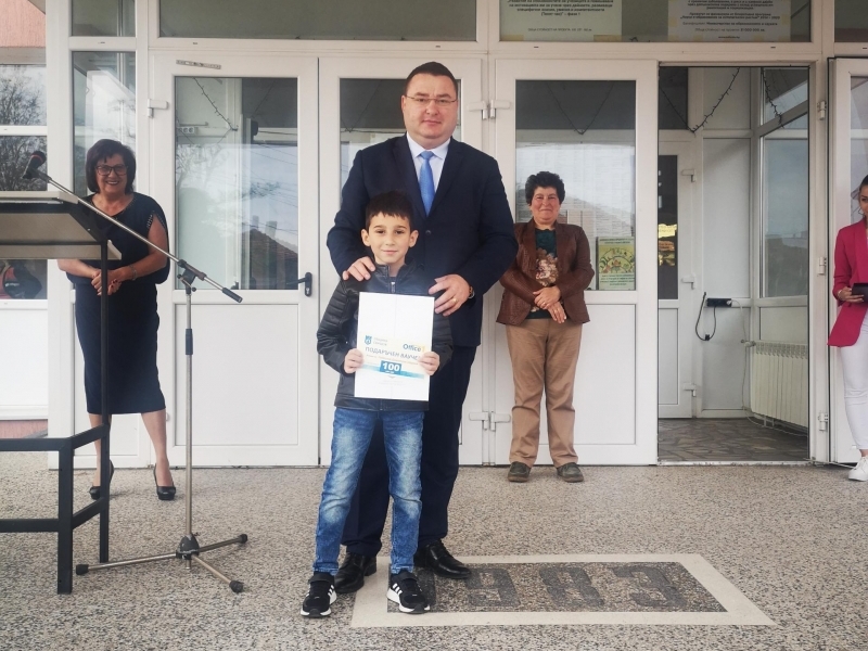 Под мотото „Празникът на училището е и празник на знанието“ днес в Свищов бе отбелязан патронният празник на СУ „Димитър Благоев“ 