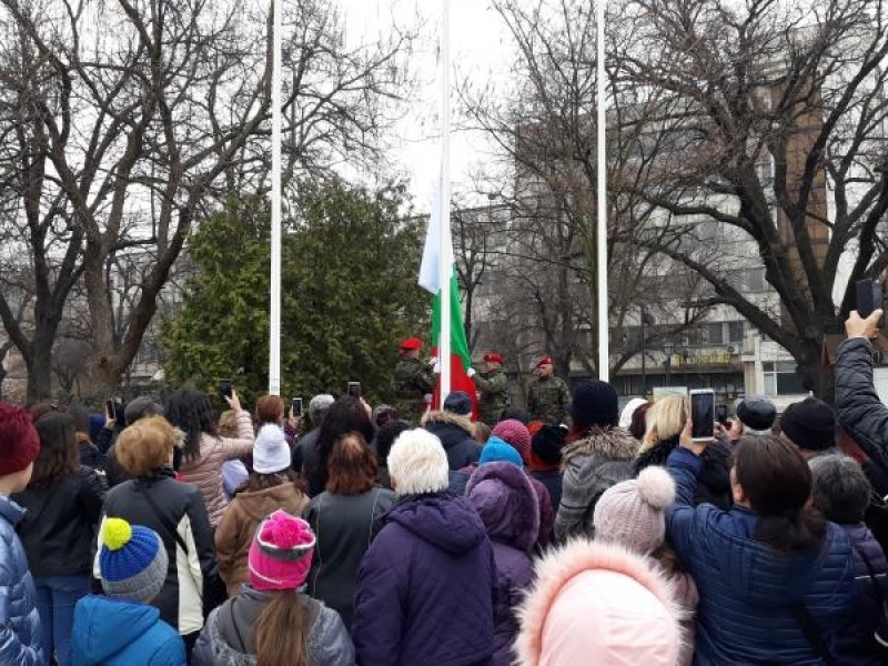 С празнично шествие и военен ритуал по издигане на националното знаме бе отбелязан Трети март в Свищов