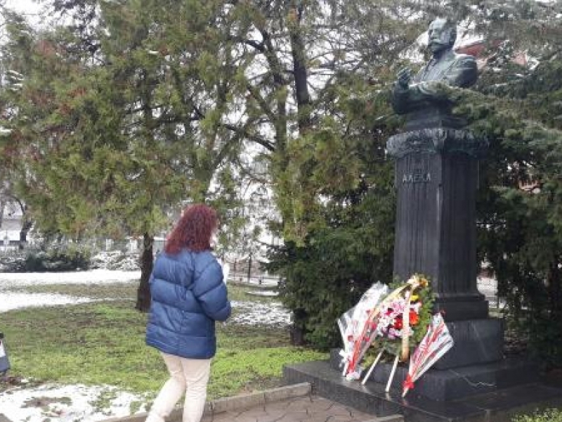 Ръководството на Общината и културните институции в Свищов поднесоха цветя на паметника на Алеко Константинов