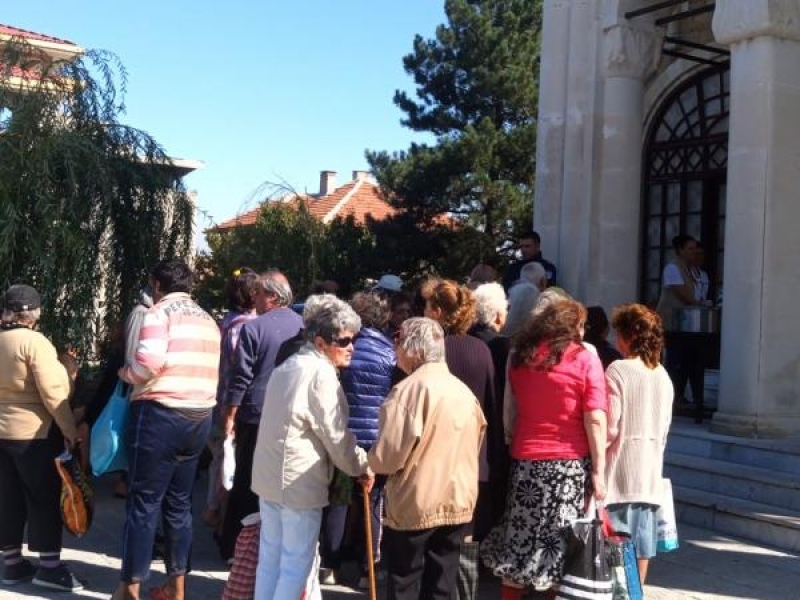 Общината раздаде топъл обяд за десетки жители в неравностойно положение 