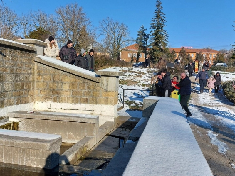 На обичая „Къпанки“ младоженецът Тома Савов бе окъпан за здраве в ледените води на чешмата в с. Царевец