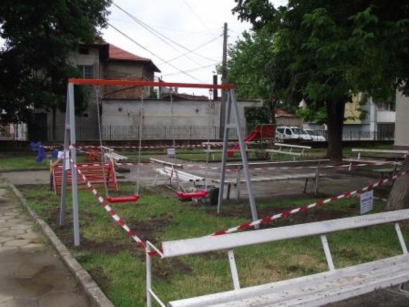 Детски кът за игра бе обособен в двора на Центъра за професионална квалификация към СА „Д. А. Ценов“