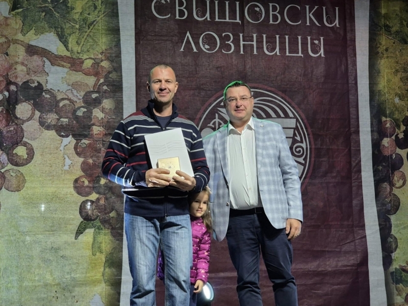 „Свищовски лозници“ завърши с духова музика, народни танци и награждаване на победителите в конкурса за домашно червено вино 