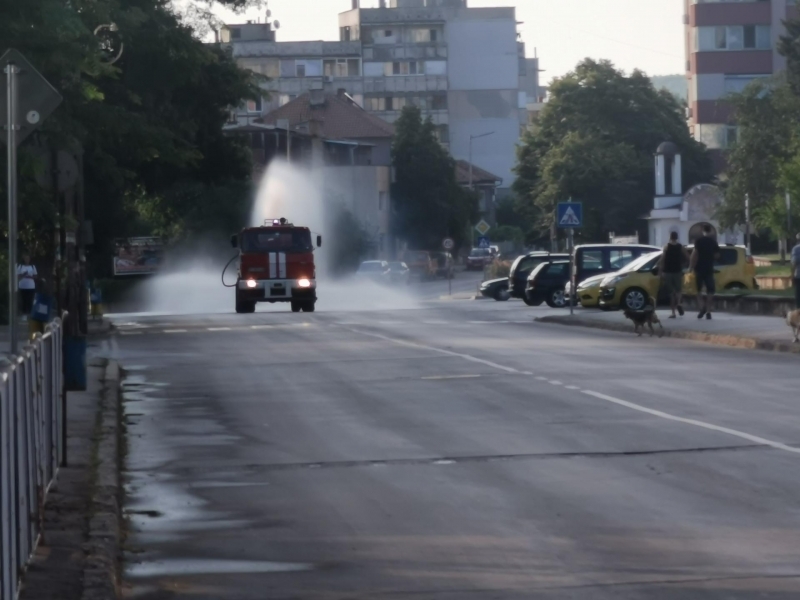 Овлажняване на улиците в Свищов срещу жегата и запрашаването