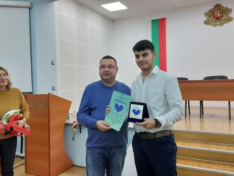 Местната комисия за борба срещу противообществени прояви в Свищов награди 32 деца с добри сърца 