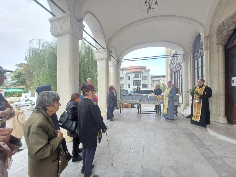 Благотворителен обяд за възрастни и социално слаби хора беше раздаден днес пред храм "Света Троица" в Свищов 