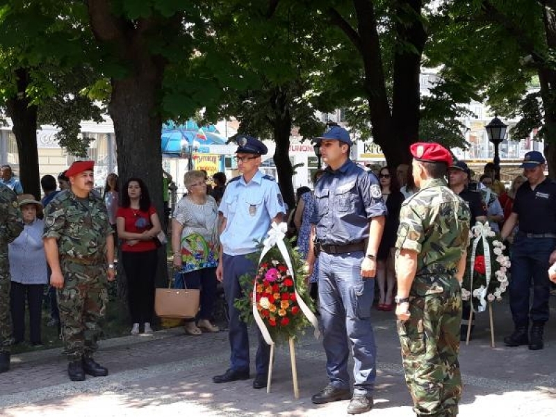 Почетохме паметта на Ботев с вой на сирени и едноминутно мълчание