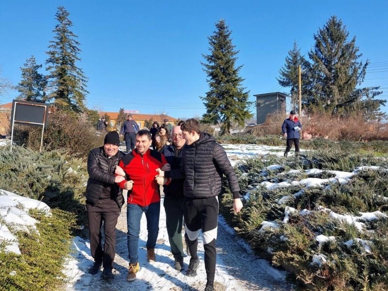 На обичая „Къпанки“ младоженецът Тома Савов бе окъпан за здраве в ледените води на чешмата в с. Царевец