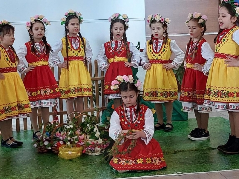Лазарки от ДГ „Радост“ и ДГ „Калина Малина“ посетиха общинска администрация Свищов 