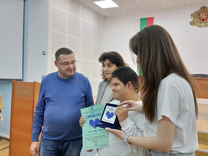 Местната комисия за борба срещу противообществени прояви в Свищов награди 32 деца с добри сърца 