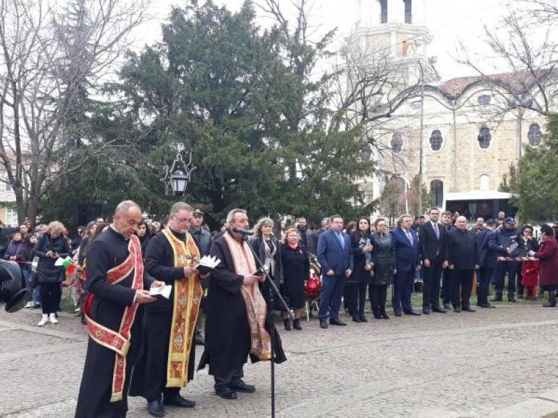 С богата празнична програма в Свищов бе отбелязан националния празник на Република България 