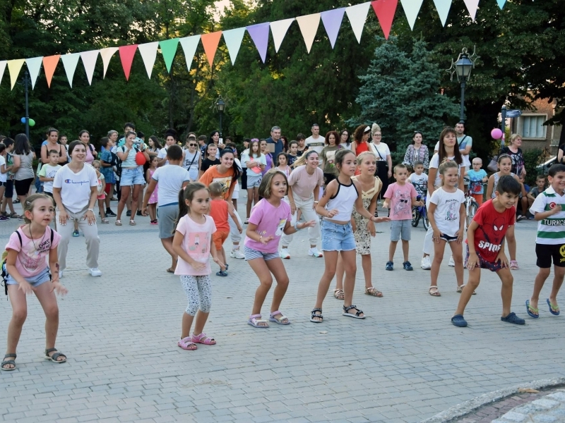 С музика и танци на открито Община Свищов отбеляза 12 август- Международен ден на младежта