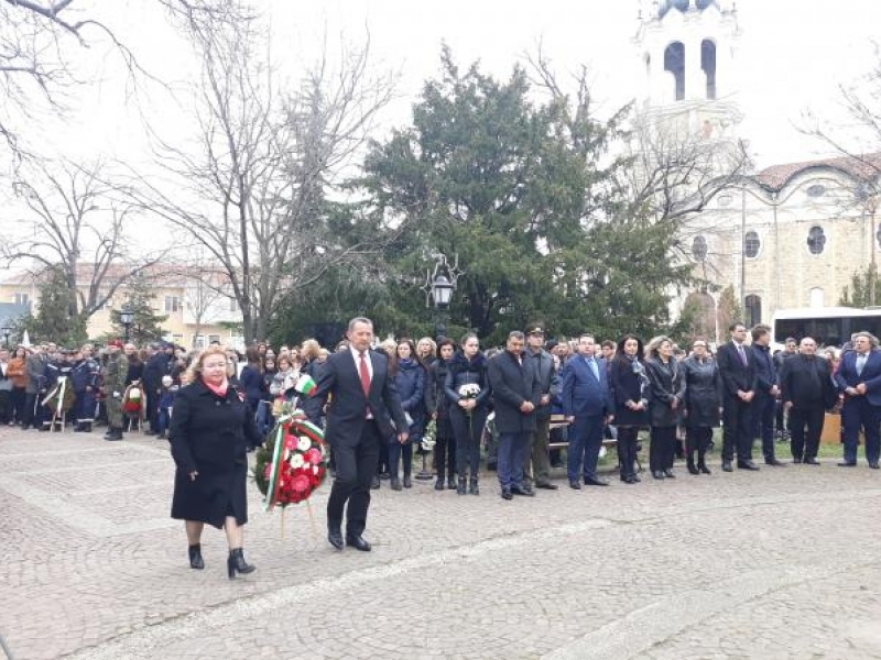 С богата празнична програма в Свищов бе отбелязан националния празник на Република България 