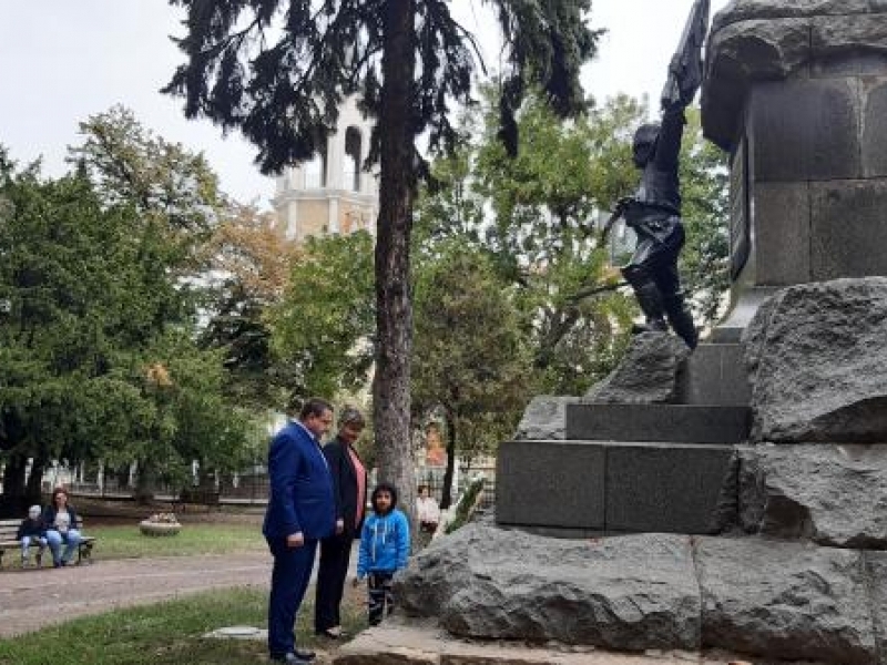 С едноминутно мълчание и венец пред паметника на Свободата отбелязаха днес в Свищов Деня на българската независимост 