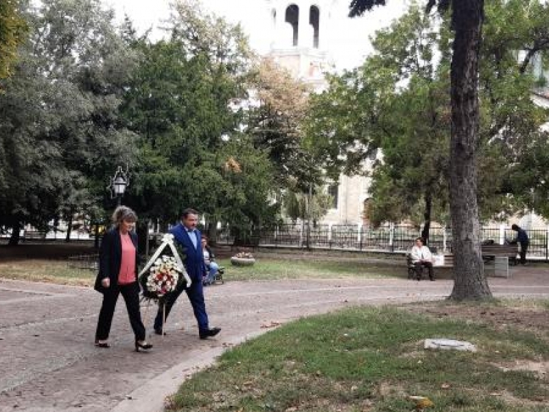 С едноминутно мълчание и венец пред паметника на Свободата отбелязаха днес в Свищов Деня на българската независимост 