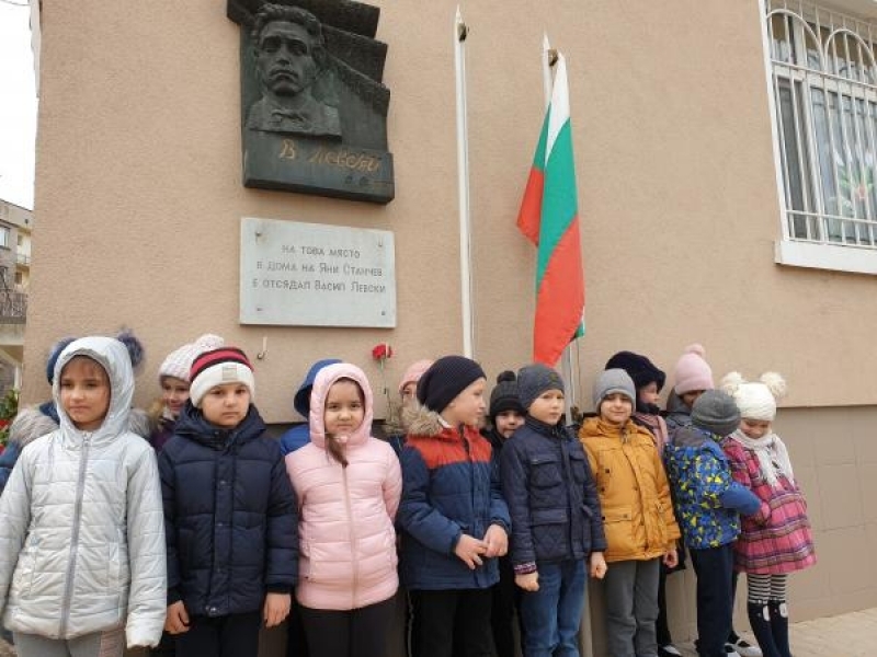 ДГ „ВАСИЛ ЛЕВСКИ“ ПОЧЕТЕ СВОЯ ПАТРОН 