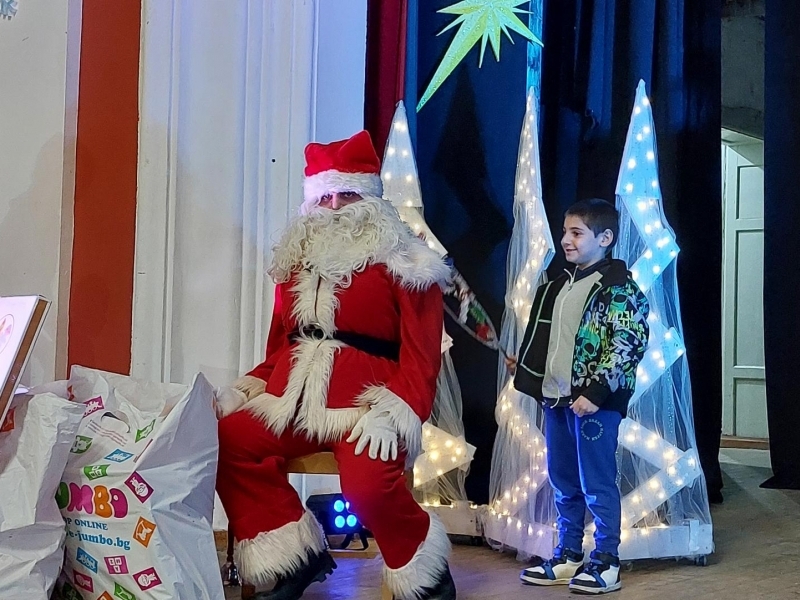 Коледна магия за най-малките: общинското ръководство зарадва децата в община Свищов 