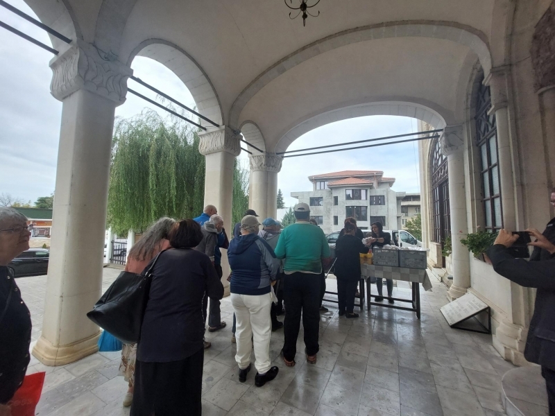 Благотворителен обяд за възрастни и социално слаби хора беше раздаден днес пред храм "Света Троица" в Свищов 