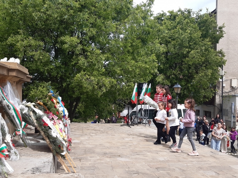 В Свищов тържествено бе отбелязан Денят на храбростта и празника на Българската армия  
