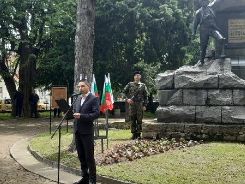 С общоградско поклонение и вой на сирени бе отбелязан днес Денят на Ботев в Свищов